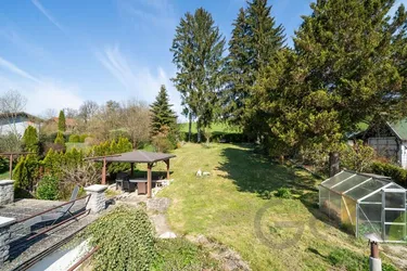Renovierungsbedürftiges Haus auf einzigartigem Grundstück mit viel Potential!