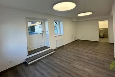 Modernes Geschäftslokal/Büro in bester Lage von Grödig! Ihr neuer Standort mit Stil und Sichtbarkeit