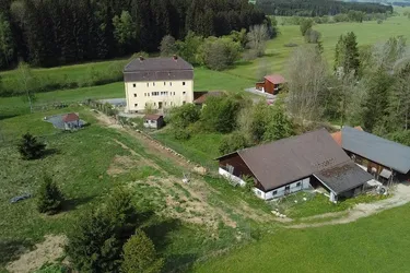 Alleinlage - 1,8 ha - ehemaliges Zollhaus mit Stall- und Wirtschaftsgebäude 