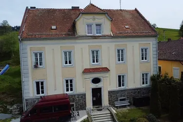 Historisches Kunstwerk an der Grenze zu Bayern