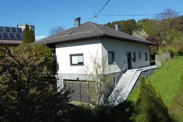 Einfamilienhaus mit Potenzial auf knapp 1,2 ha Grundfläche in Grenznähe zu Bayern.