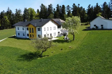 Ländliche Idylle grenznah zu Bayern - ehemaliges Sacherl mit Weitblick, ca. 1 ha Grund + 5 ha zusätzliche Landwirtschaftsfläche möglich