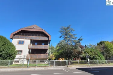 Mehrparteienhaus, Garagen &amp; Bauland mit viel Potential