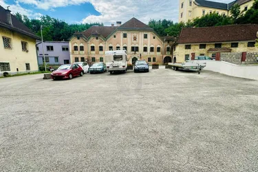 Großzügige Parkfläche von 300 m² zu vermieten