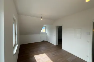 Top 2 – Gemütliche 2-Zimmer-Dachgeschosswohnung mit Blick auf den Grünberg und Traunstein