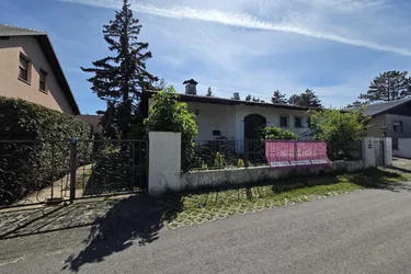 Sommerhäuschen/renovierungsbedürftiges Einfamilienhaus mit liebenswertem Garten, Garage, teilunterkellert