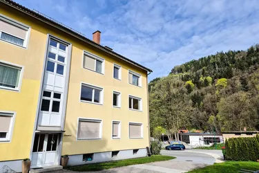 Große Wohnung mit Garten und Garage!