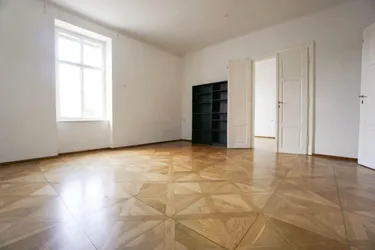 2-Zimmer Altbau Wohnung mit Balkon im Herzen von St. Leonhard - ab August