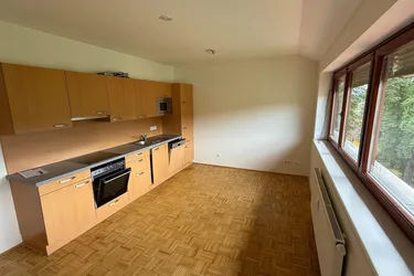 Helle und gemütliche 2-Zimmer-Wohnung in gepflegtem Mehrparteienhaus mit Lift