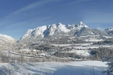 Expose sonniger Logenplatz im Salzachtal mit Pool &amp; Traumblick auf Burg Werfen, Tennen- und Hagengebirge