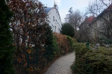 TOP PREIS - IDEALE HAUS IM HAUS Wohnung nahe zur American International School - 4 Schlafzimmer, 4 Bäder, Wohnraum, Family Room, Terrassen und ein kleiner Garten