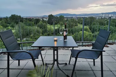 Wohnung mit Südterrasse, Blick Golfplatz, Pool, Gym, direkt hinter dem Wienerberg Twin Tower | Stunning split-level Apart, Terrace and Unobstructed Golf Course View – Pool &amp; Gym behind the Wienerberg Twin Towers