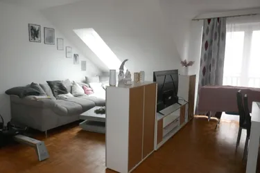Helle, gut eingeteilte 2-Zimmer-Wohnung mit Balkon und Parkplatz- als Anlage geeignet