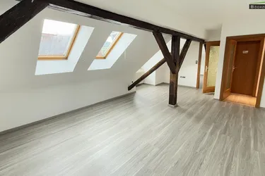 Teilsanierte Dachgeschosswohnung mit 3 Zimmern im Zentrum von Trofaiach