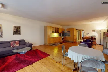 Ideal für Alleinstehende oder Paare: Großzügige Mietwohnung mit Charme nahe dem Hauptplatz, mit ruhiger Terrasse, sanierten Bad und Aufzug.