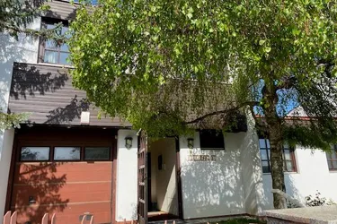 Gepflegtes Doppelhaus mit Pool und Garten in Gießhübl
