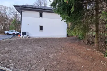 Expose ERSTBEZUGS-DOPPELHAUSHÄLFTE DIREKT AM WASSER MIT SÜD-GARTEN!