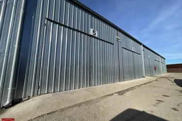 LAGERBOX MIT 36m², EBENER ZUFAHRT UND HOHER RAUMHÖHE