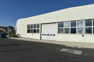 große Lagerhalle mit ca. 5,6 Meter durchgehender Höhe zu vermieten