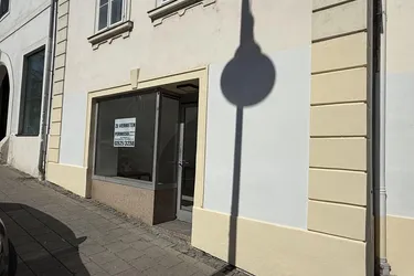 Geschäftslokal mit schönem Gewölbe in stark frequentierter Lage am Domplatz zu vermieten