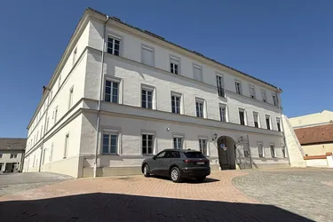 adaptierte Ordination bzw. Büro in einem wunderschönen historischen Gebäude mit eigenem Eingang zu vermieten