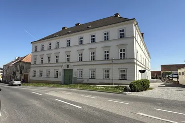 großzügige Büroräumlichkeiten in einem wunderschönen historischen Gebäude zu vermieten