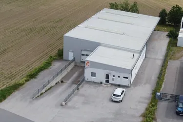 500 m² große Halle mit ca. 150 m² Bürotrakt an der Abfahrt S4 zu verkaufen