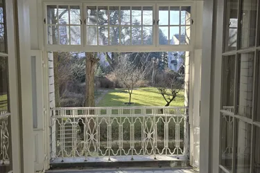 Hochwertige Altbauwohnung in absoluter Grünruhelage mit verglaster gartenseitiger Loggia -Gartenmitbenützung!