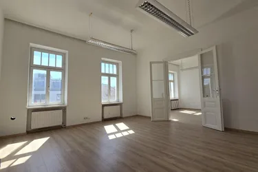 Aspern - Siegesplatz - Sanierte helle Bürofläche mit 800m² Lageroption im Hof - U2