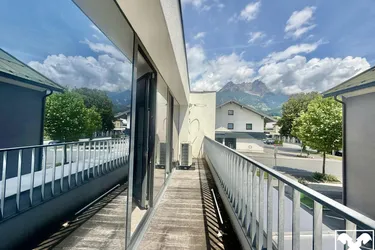 Lichtdurchflutetes Büro in modernem Gebäude