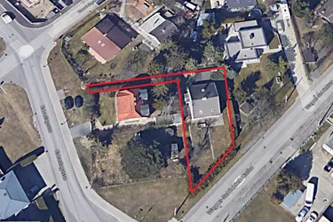 RENOVIERUNGSBEDÜRFTIGES EINFAMILIENHAUS IN GRÜNLAGE