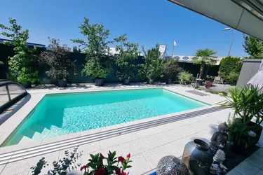 Traumhafte und neuwertige 3 Zi Gartenwohnung mit 220m² Eigengarten und Massiv-Pool in Waidmannsdorf mit Tiefgarage