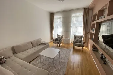 Großzügige 4 Zimmer Altbauwohnung mit Terrasse und 2 Bädern, in Top - Zustand