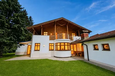 Architektenvilla mit Arztpraxis im Zentrum von Mittersill