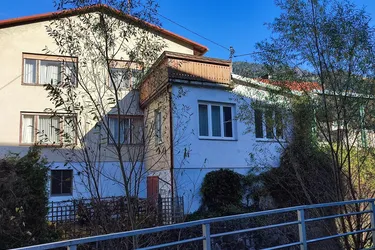 Expose Anlageobjekt -Mehrfamilienhaus mit 3 Wohnungen,und ein vermietetes Geschäftslokal in zentraler Lage