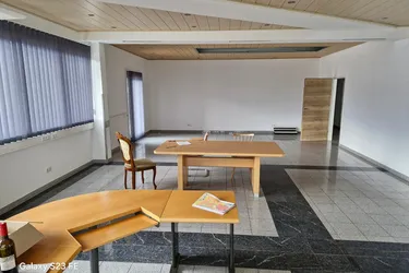 Büroraum, Praxis, Ausstellungsraum oder Gewerbe mit Terrasse und Parkplätzen!