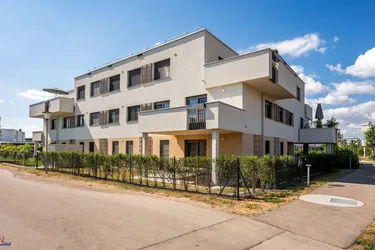 Exklusive 4-Zimmer-Wohnung mit Außenpool, Terrasse und zwei Stellplätzen in Oberwaltersdorf