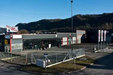 Premium-Gewerbestandort mit Werkstatt, Hallen, Verkaufsflächen &amp; Betriebswohnung