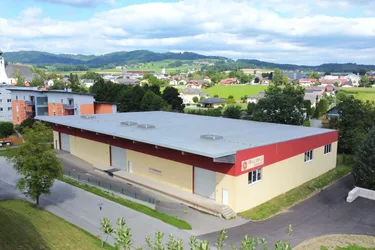 Zentrale Gewerbehalle mit vielseitigen Nutzungsmöglichkeiten