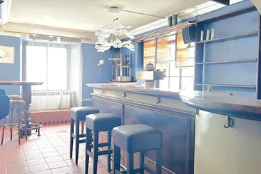 Kleine Bar, große Atmosphäre – im Zentrum von St. Georgen