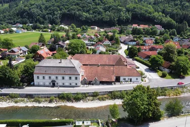 Historischer Vierkanthof mit einem Gastrolokal, Apartments, Mietwohnungen und großem Entwicklungspotential