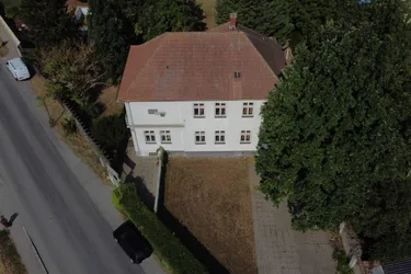 Exklusives Parkgrundstück 2734m2 mit Villa, Pool, Ateliergebäude &amp; zwei Zufahrten