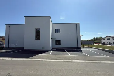 Große Neubaumietwohnung mit neuer Küche und Loggia!