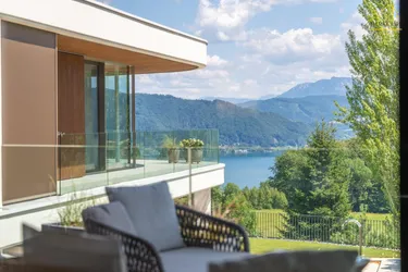 Luxus-Maisonette am Attersee: „Aus einem Guss“ mit Privat-Lift &amp; Eigengarten
