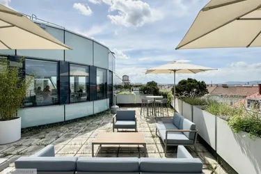 ARBEITEN MIT FERNBLICK /// MODERNES, FLEXIBLES BÜRO MIT GROSSER TERRASSE