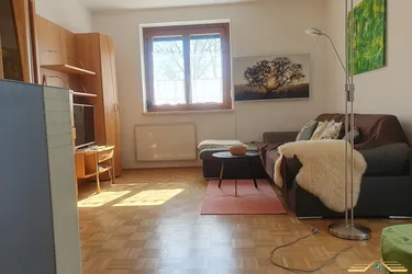 Renovierungsbedürftige Zwei-Zimmer-Hochparterrewohnung mit Balkon, 2 Kellerräume und überdachtem Parkplatz zu kaufen.