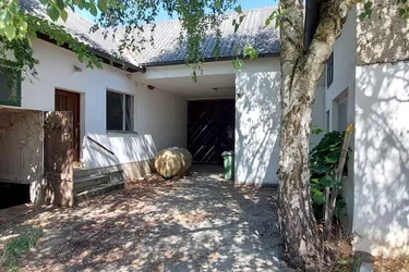 Haus mit Wirtschaftsgebäuden, großem Innenhof und Stadl, sanierungsbedürftig