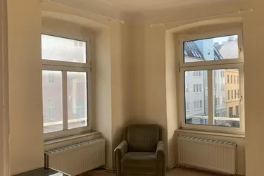 Sonnige Kleinwohnung im Altbauhaus zum Sanieren
