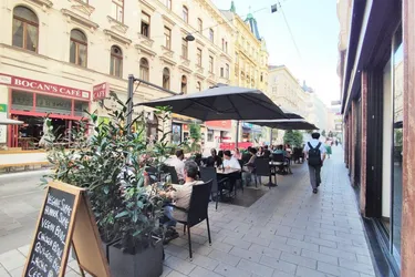 LAGER in der Neubaugasse - Zugang über Treppen in den Keller