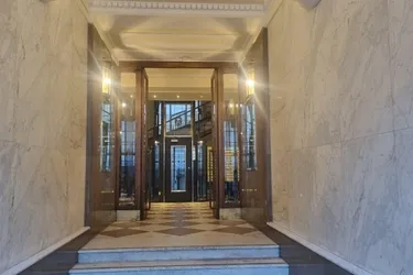 Lichtdurchfluteter Altbau beim Alten AKH